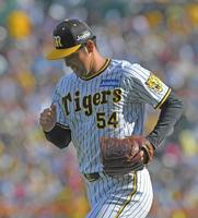 　７回、マウンドへダッシュで向かう加治屋（撮影・北村雅宏）