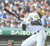 　７回、適時打を放つ坂本（撮影・高部洋祐）
