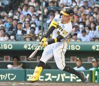 　８回、勝ち越し適時打を放つ佐藤輝（撮影・高部洋祐）