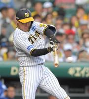 　８回、同点となる適時打を放つ大山（撮影・北村雅宏）