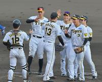 　逆転勝利に喜ぶナイン（撮影・立川洋一郎）