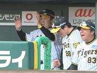 　勝利の瞬間、喜びを爆発させる岡田監督（撮影・高部洋祐）