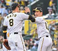 　最後を締め、佐藤輝とタッチを交わす岩崎（撮影・高部洋祐）