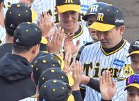 　勝利投手となった及川にウイニングボールを手渡す岩崎（右）＝撮影・立川洋一郎