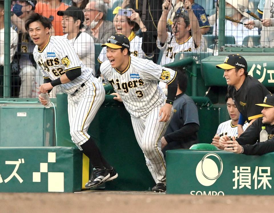 　９回、木浪がサヨナラ打を放ち、ベンチから飛び出す大山（左から２人目）ら阪神ナイン（撮影・高部洋祐）