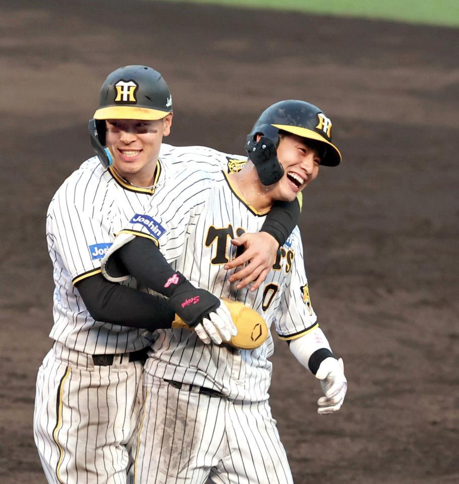 　９回、木浪はサヨナラ打を放ち佐藤輝に祝福される（撮影・山口登）