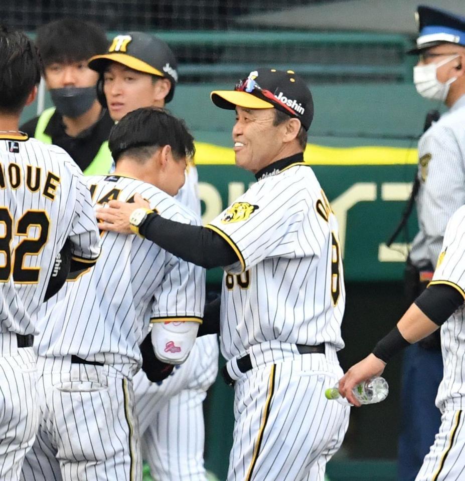 　サヨナラ打の木浪をたたえる岡田監督（右）＝撮影・中田匡峻