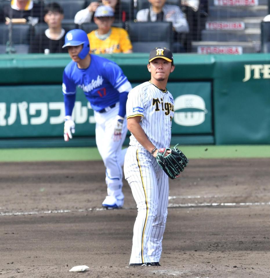 　３回、柳（後方）に中前打を浴びた伊藤将（撮影・中田匡峻）