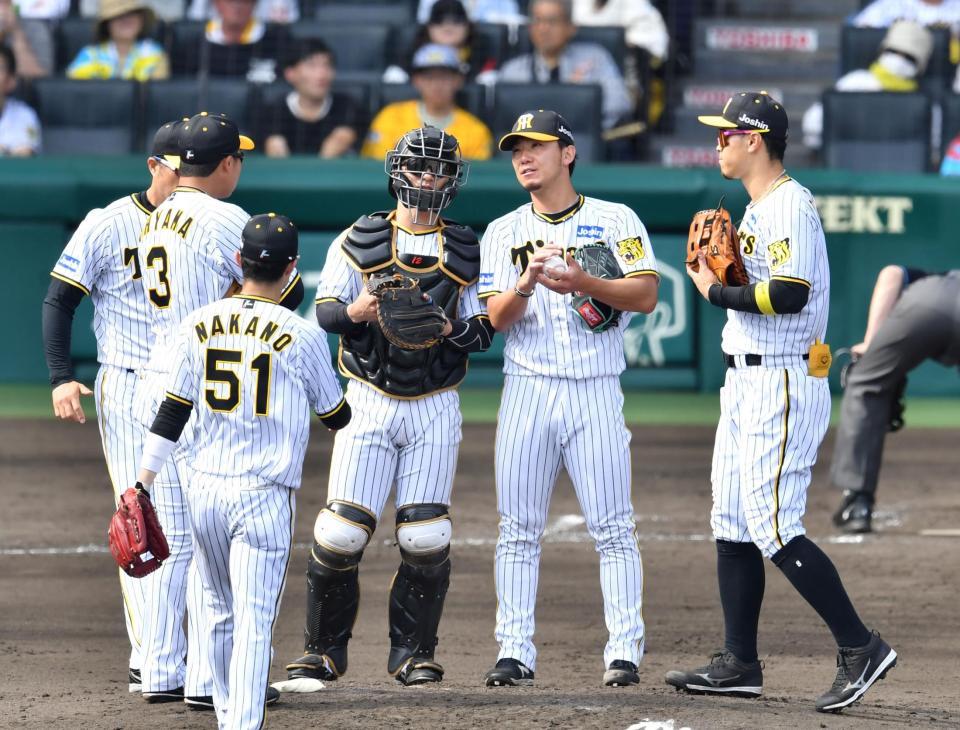 　４回、柳に先制適時打を浴びた伊藤将（右から２人目）の元に集まるナイン（撮影・中田匡峻）