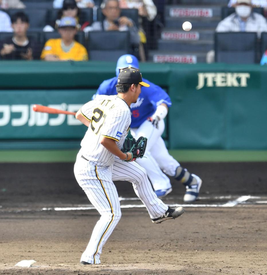 　６回、村松の打球が直撃した伊藤将（撮影・中田匡峻）