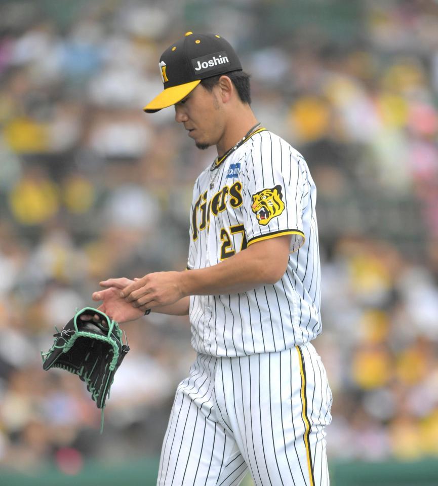 　６回、村松の打球を右手首付近に当て、治療のためベンチに戻る伊藤将（撮影・北村雅宏）