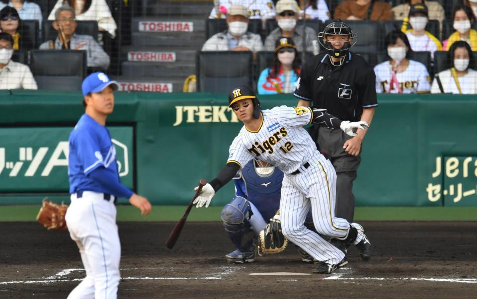 　７回、柳（左）から中前適時打を放つ坂本（撮影・中田匡峻）