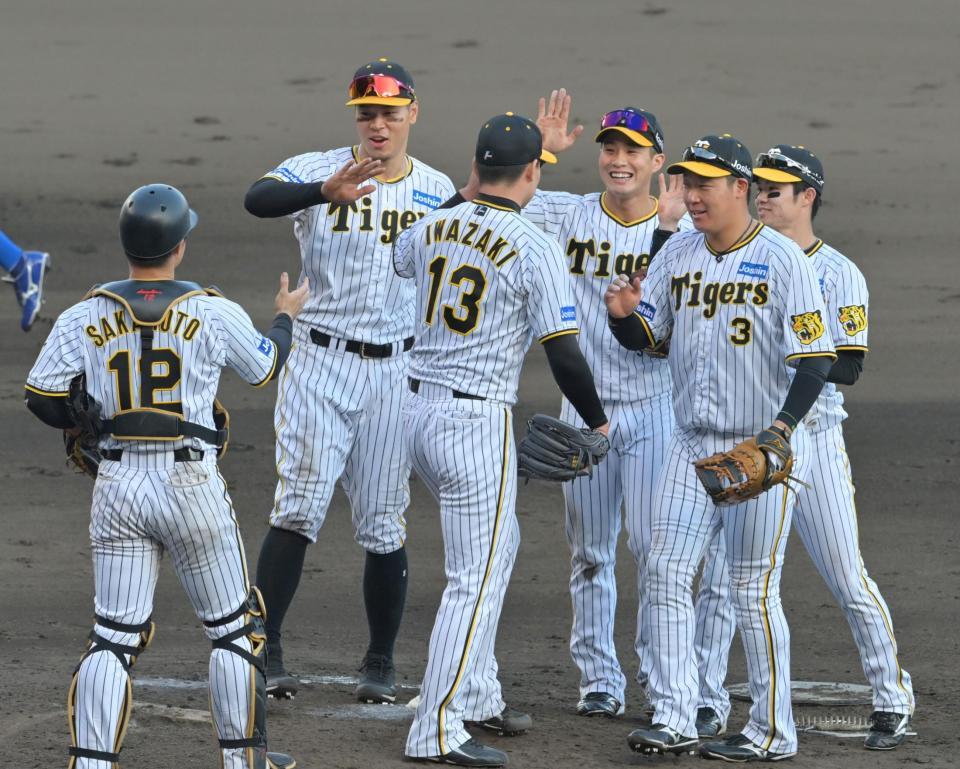 　逆転勝利に喜ぶナイン（撮影・立川洋一郎）