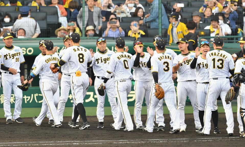 　中日に勝利し、ナインを迎える岡田監督（撮影・中田匡峻）