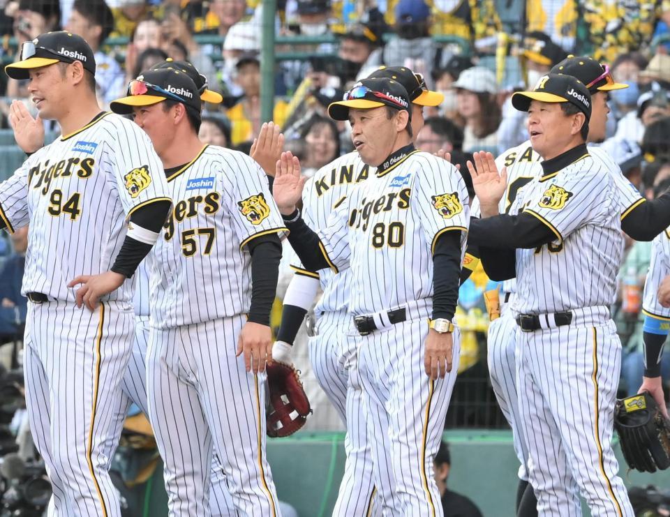 　中日に連勝し、ナインとタッチを交わす岡田監督（撮影・高部洋祐）