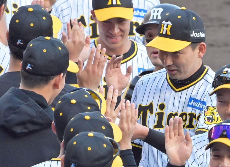 　勝利投手となった及川にウイニングボールを手渡す岩崎（右）＝撮影・立川洋一郎