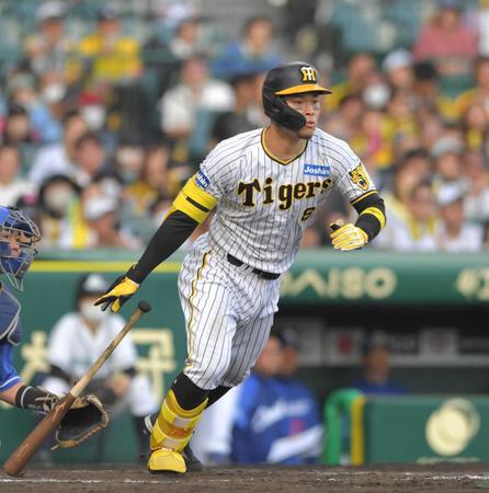 　８回、勝ち越しタイムリーを放つ佐藤輝