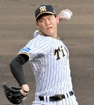 　８回表を三者凡退に退け今季初勝利を挙げた及川