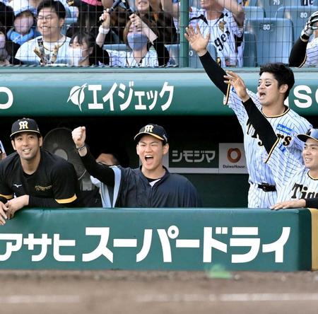 　８回、ベンチでガッツポーズする及川（左）＝撮影・高部洋祐