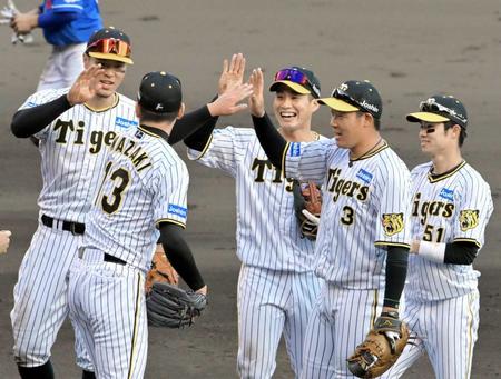 　勝利のハイタッチを交わす大山（３）ら阪神ナイン（撮影・立川洋一郎）