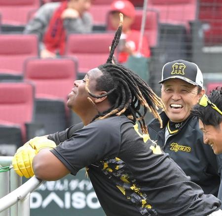 試合前、髪をなびかせるミエセス。右奥は岡田監督（撮影・高部洋祐）
