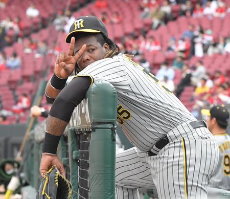 試合前、スタンドに向かってＶサインを見せるミエセス（撮影・高部洋祐）