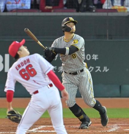 　３回、左翼スタンドへ２ランを放つ佐藤輝（撮影・立川洋一郎）