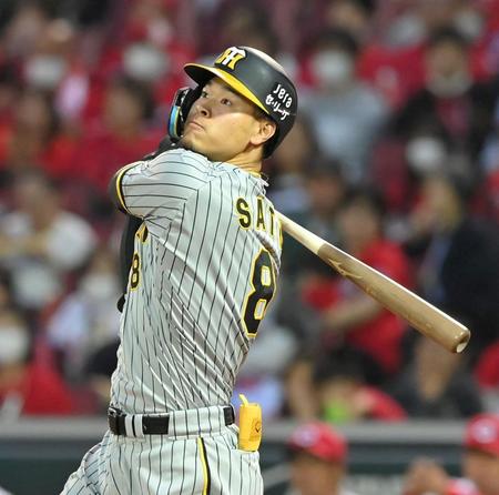 ３回、２ランを放つ阪神・佐藤輝（撮影・高部洋祐）