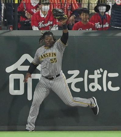 　４回、秋山の打球を好捕し、アピールするミエセス（撮影・高部洋祐）