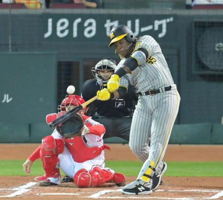 ６回、左翼スタンド上段へソロを放つミエセス（撮影・立川洋一郎）