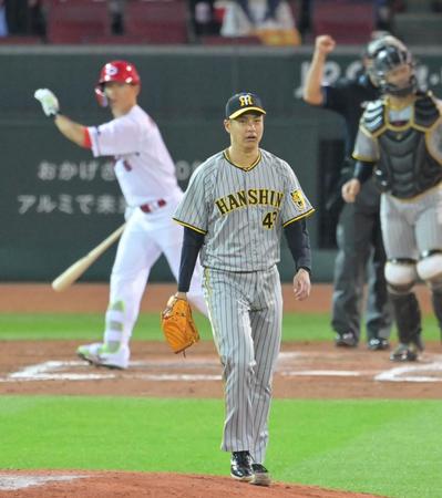 ７回、広島・西川（奥左）を空振り三振に仕留める阪神・大竹（撮影・立川洋一郎）