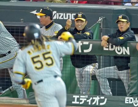 　６回、ソロを放ったミエセス（手前）に頬を緩ませる岡田監督（中央）