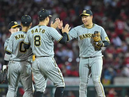 広島に快勝し、佐藤輝（８）らとタッチを交わす大山（右端）＝撮影・高部洋祐