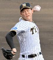 　８回表を三者凡退に退け今季初勝利を挙げた及川