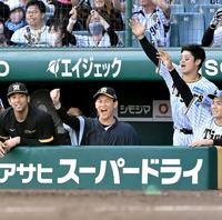 　８回、ベンチでガッツポーズする及川（左）＝撮影・高部洋祐