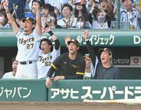　８回、大山の同点打を喜ぶ及川（右）。左端は伊藤将（撮影・高部洋祐）