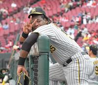 試合前、スタンドに向かってＶサインを見せるミエセス（撮影・高部洋祐）