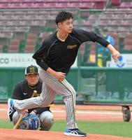 試合前、マウンドの感触を確かめる大竹（撮影・高部洋祐）