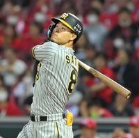 ３回、２ランを放つ阪神・佐藤輝（撮影・高部洋祐）