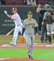 ７回、広島・西川（奥左）を空振り三振に仕留める阪神・大竹（撮影・立川洋一郎）