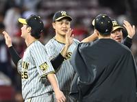 勝ち星を挙げた大竹（中央）はナインを迎える（撮影・田中太一）