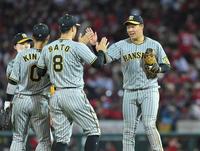 広島に快勝し、佐藤輝（８）らとタッチを交わす大山（右端）＝撮影・高部洋祐