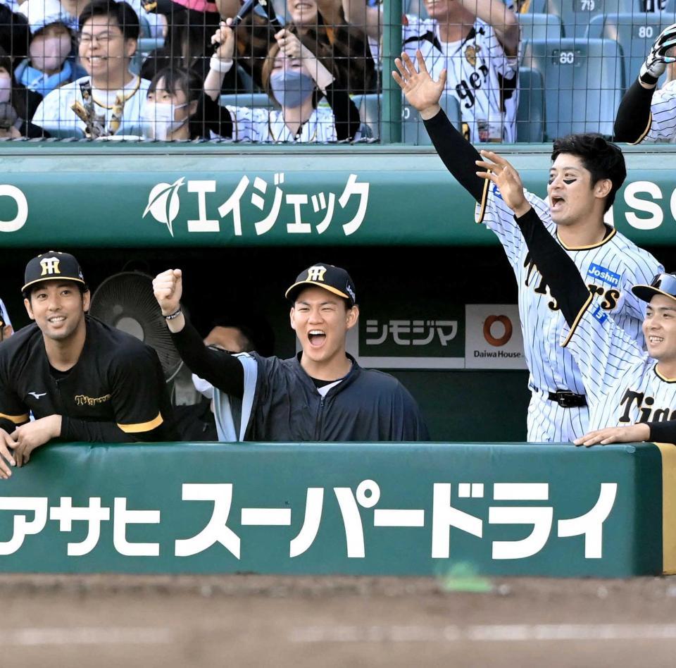 　８回、ベンチでガッツポーズする及川（左）＝撮影・高部洋祐