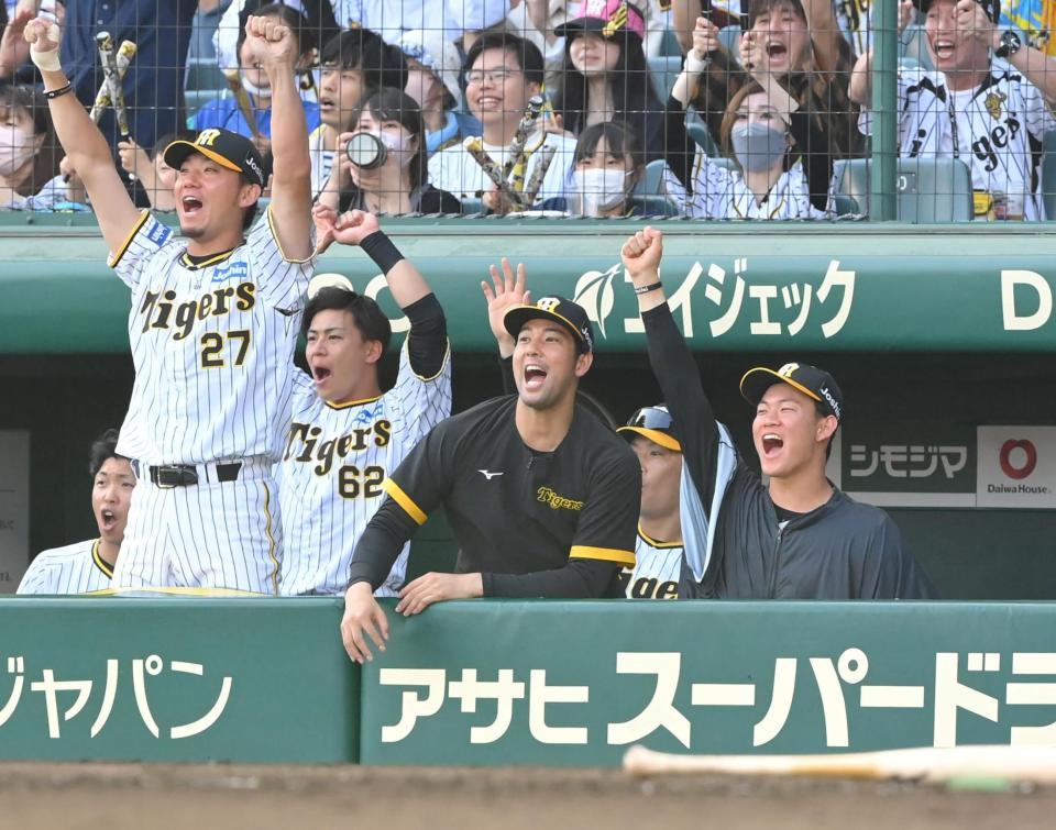 　８回、大山の同点打を喜ぶ及川（右）。左端は伊藤将（撮影・高部洋祐）