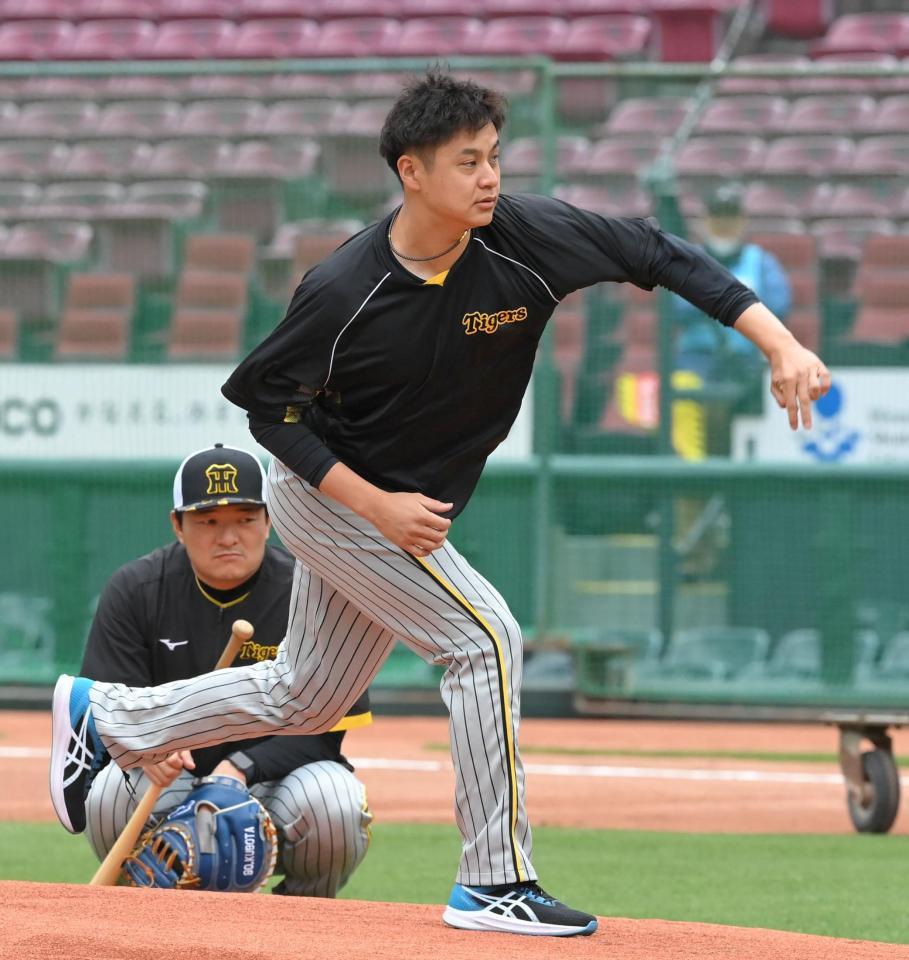 試合前、マウンドの感触を確かめる大竹（撮影・高部洋祐）