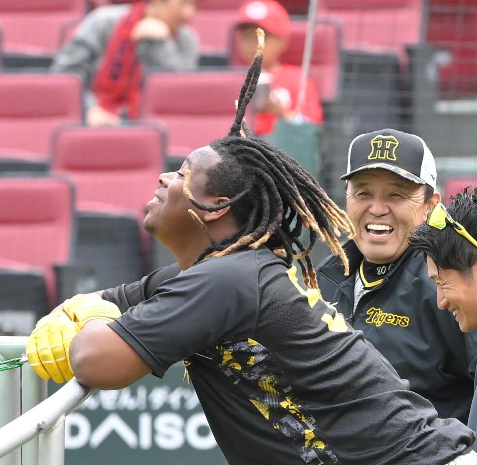 試合前、髪をなびかせるミエセス。右奥は岡田監督（撮影・高部洋祐）