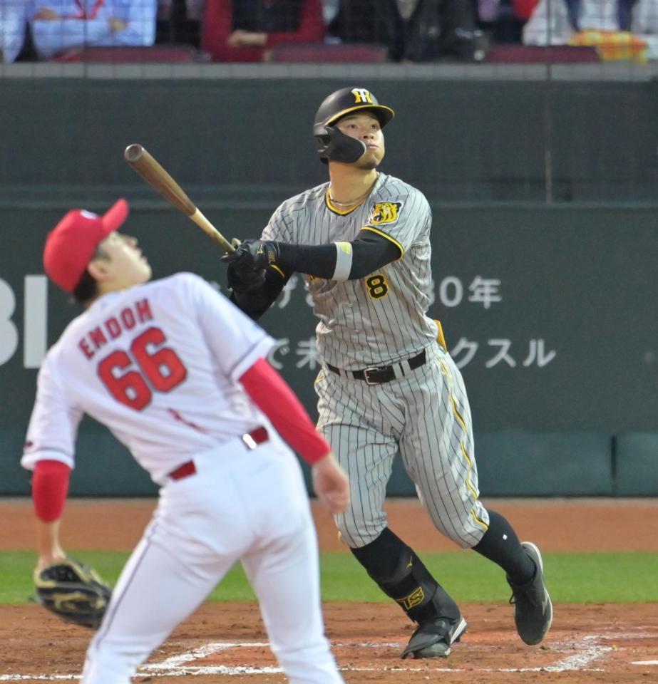 　３回、左翼スタンドへ２ランを放つ佐藤輝（撮影・立川洋一郎）