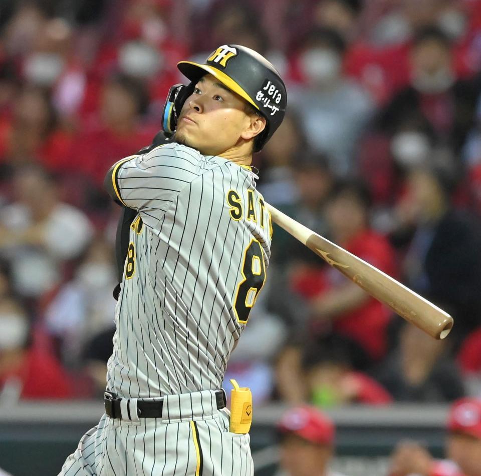 ３回、２ランを放つ阪神・佐藤輝（撮影・高部洋祐）