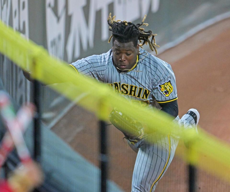 ４回、秋山の打球を好捕する右翼手・ミエセス（撮影・立川洋一郎）
