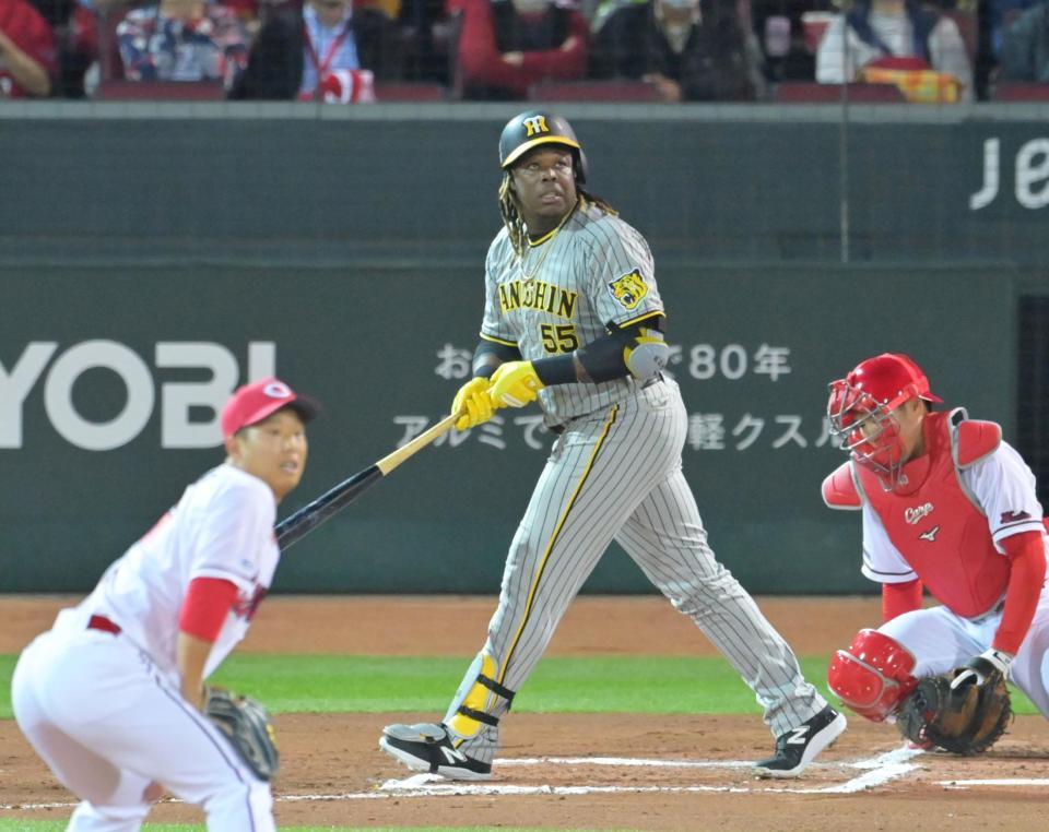 ６回、左翼スタンド上段へソロを放つミエセス（撮影・立川洋一郎）
